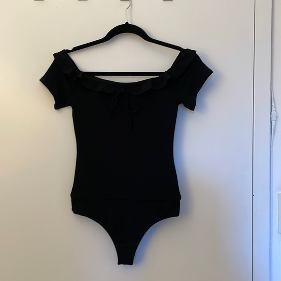 Lover + Friends short sleeve off shoulder black bodysuit XS NWOT - Picture 2 of 6